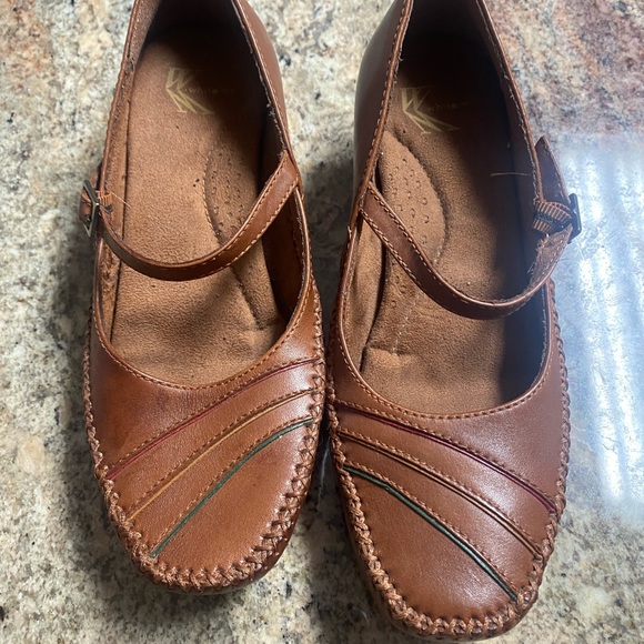 White Mountain Size 6.5M Demure Brown Leather Mary Jane Heel with Accent Lines - Picture 2 of 9